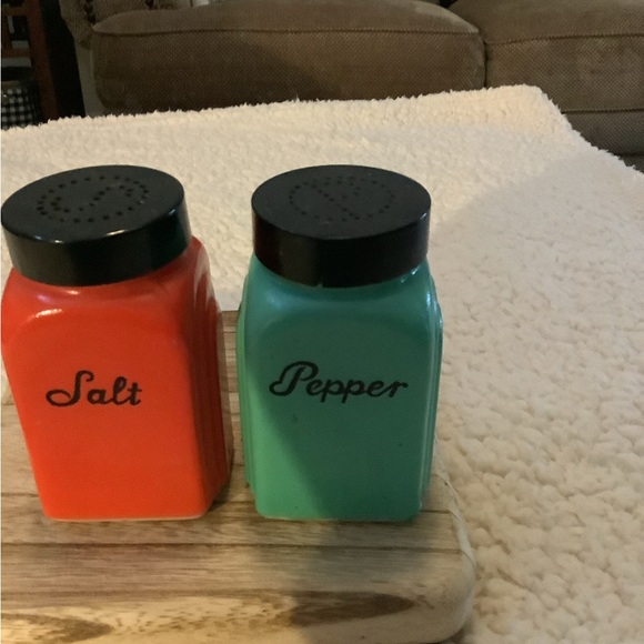 Vintage 1940’s McKee Roman Arch Salt & Pepper Red and Green Set - Picture 7 of 9